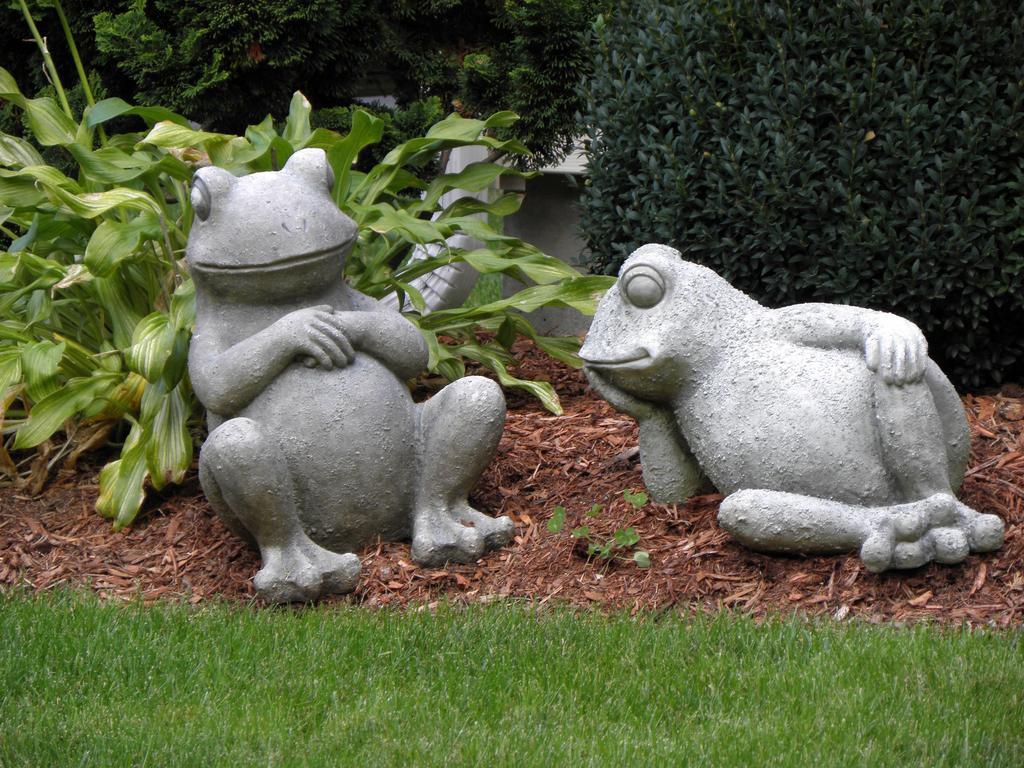 frog lawn ornaments