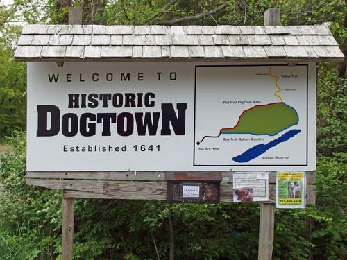 Welome sign at the trailhead parking lot for Dogtown in northeastern Massachusetts