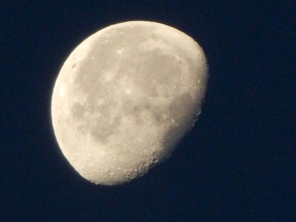 waning gibbous moon in December as seen from Nashua in New Hampshire